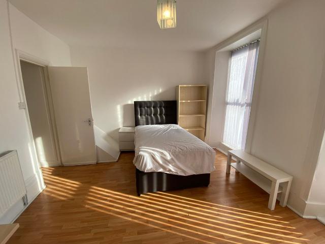 Camden High Street, London NW1, 1 bed flat to rent, £1,495 pcm | PrimeLocation