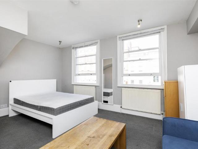 Camden High Street, London NW1 3 bed flat to rent £3,300 pcm £762 pw