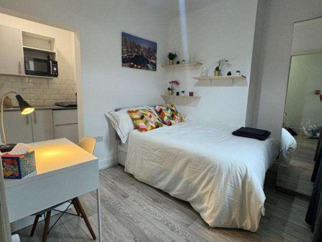 Camden High Street, London NW1, Studio to rent, £1,599 pcm | PrimeLocation