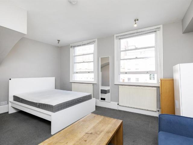 Camden High Street NW1, 3 bed flat to rent, £3,300 pcm | PrimeLocation