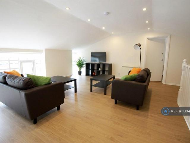 Camden Mews, London, NW1 5 bed terraced house to rent £6,400 pcm £1,477 pw