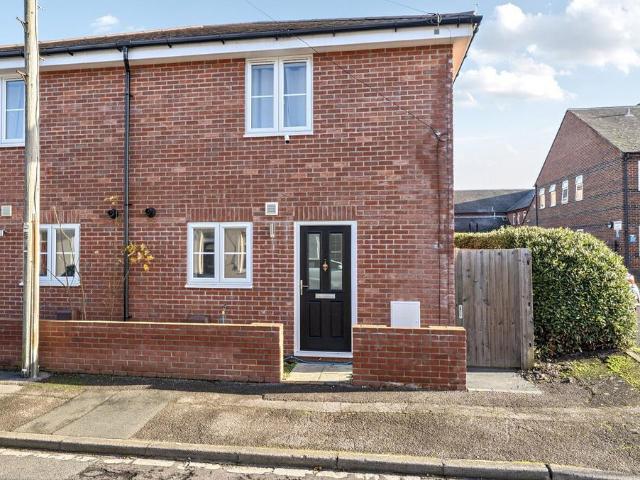 Camden Street, Hampshire PO12 3 bed semi detached house to rent £1,450 pcm £335 pw