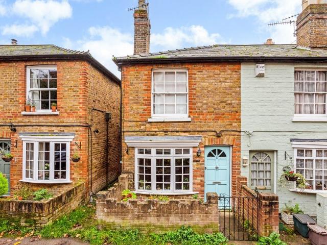 Camden Place, Bourne End SL8, 2 bed flat to rent, £1,895 pcm | PrimeLocation