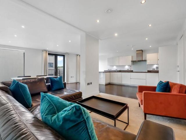 Camden Road, Camden, London, NW1 2 bed flat to rent £4,250 pcm £981 pw