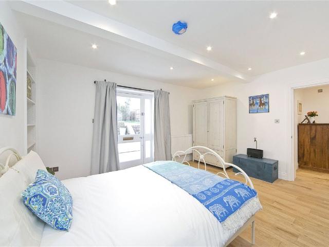 Camden Road, Camden NW1, 2 bed flat to rent, £3,150 pcm | PrimeLocation