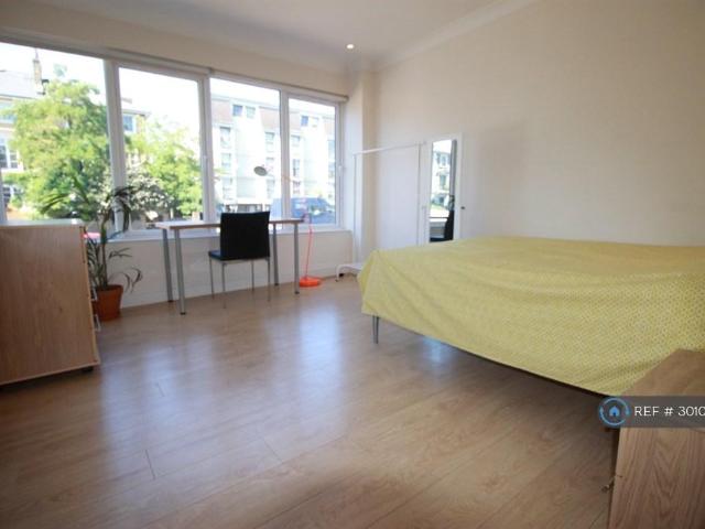 Camden Road, London, NW1 4 bed flat to rent £4,500 pcm £1,038 pw