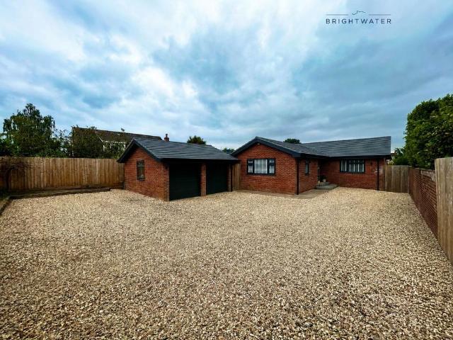 Camel Green Road, Alderholt, SP6 4 bed detached bungalow to rent £2,850 pcm £658 pw