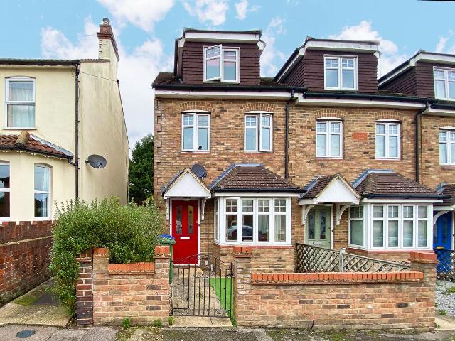 Camela Villas, 99 Holly Road, Aldershot GU12, 2 bed end terrace house to rent, £1,400 pcm | PrimeLocation