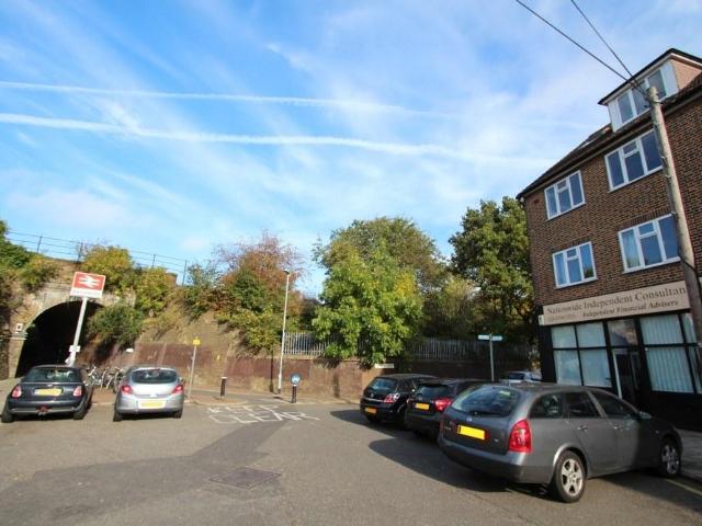 Camellia Lane, Surbiton KT5 3 bed flat to rent £1,950 pcm £450 pw