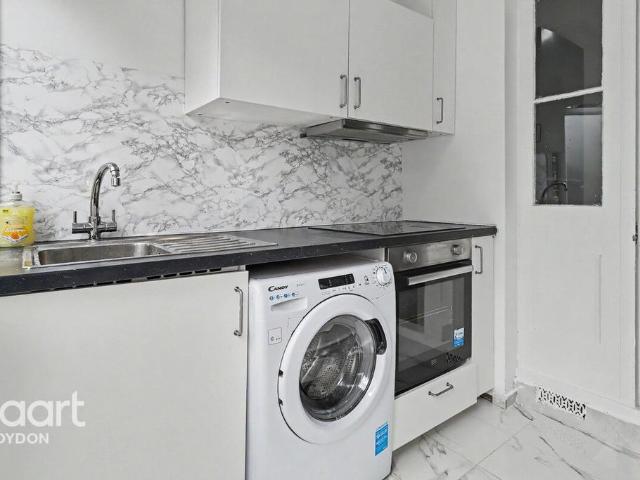 Cameron Road, CROYDON Studio to rent £1,650 pcm £381 pw