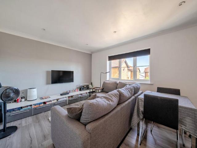 Cameron Square, Mitcham, CR4 1 bed flat to rent £1,550 pcm £358 pw