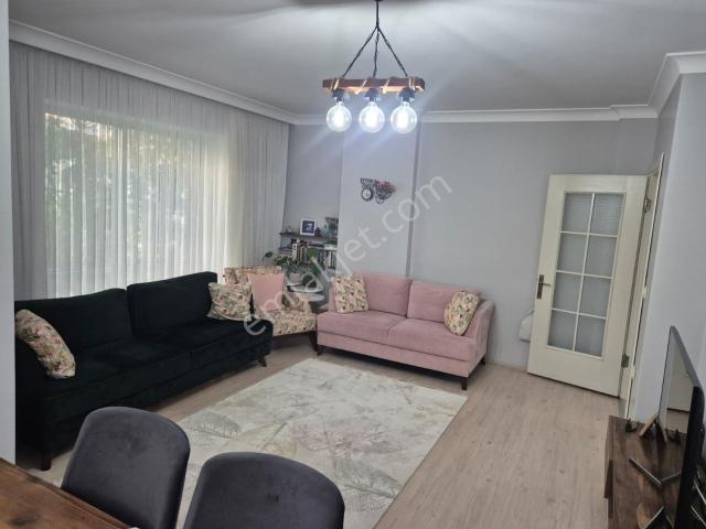 Cami Mah'de Çarşıya Yakın Balkonlu Geniş 2+1 Satılık Daire