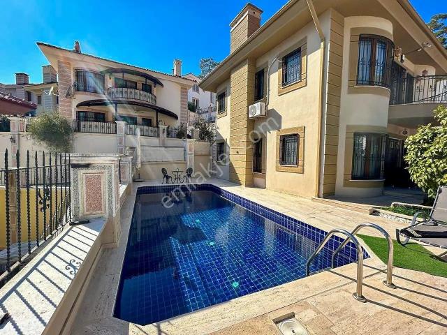 Camiavlu'da Doğa Manzaralı Havuzlu Müstakil Villa