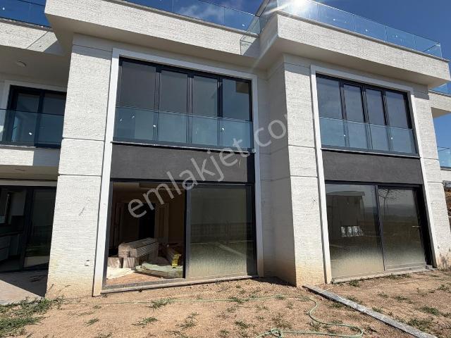 Camili'de Satılık: Özel Bahçeli İkiz Tribleks Villa