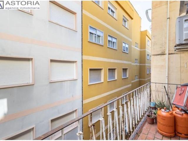 Camino de Ronda. A 300 metros de calle Recogidas. Piso 3 dormitorios, 2 baños, cocina