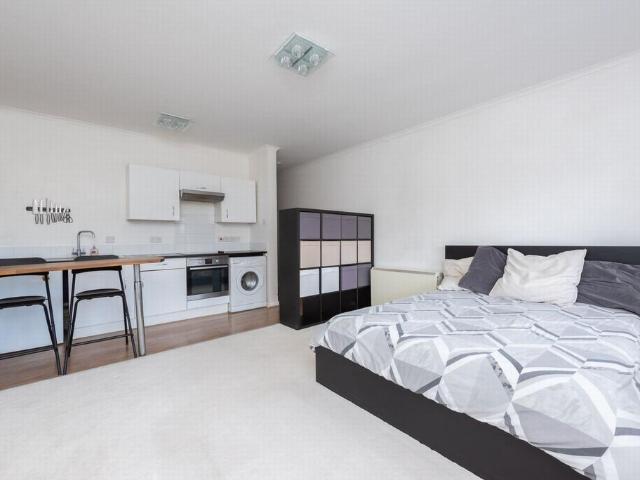 Camp Road, North Camp, GU14 Studio to rent £950 pcm £219 pw