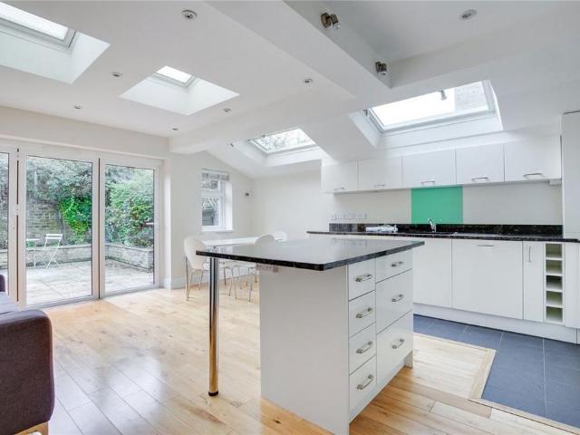 Campana Road, London SW6 2 bed flat to rent £3,650 pcm £842 pw