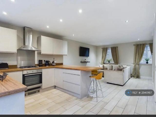 Campbell Close, Walshaw, Bury, BL8 3 bed semi detached house to rent £1,595 pcm £368 pw