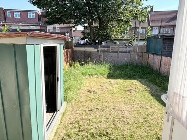 Campden Crescent, Dagenham, Essex, RM8 2 bed flat to rent £1,850 pcm £427 pw