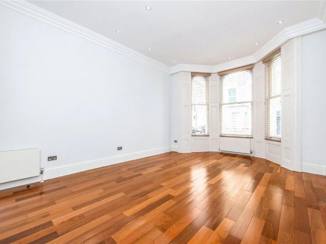 Campden Hill Gardens, Kensigton W8, 2 bed flat to rent, £4,500 pcm | PrimeLocation