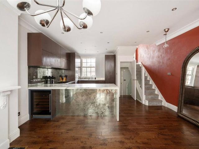 Campden Hill Road, Kensington, W8 3 bed house to rent £11,000 pcm £2,538 pw
