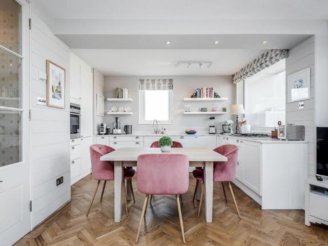 Campden Hill Towers, Notting Hill. 2 bed flat to rent £6,500 pcm £1,500 pw