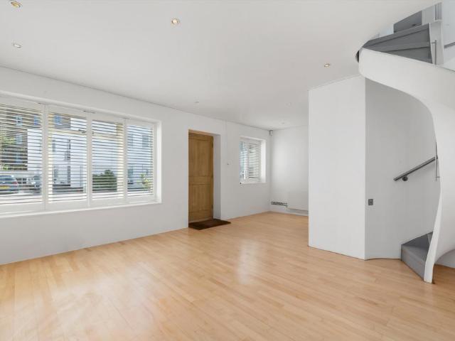 Campden House Close, Kensington. 2 bed detached house to rent £4,996 pcm £1,153 pw