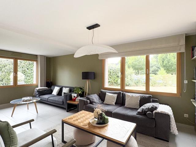 CAMPHIN EN PÉVÈLE – DOMAINE PRIVÉ Maison d’architecte de 212 m² 6 chambres Terrain d’environ 1 250 m² Jardin Garage Carport Jacuzzi Borne de recharge électrique