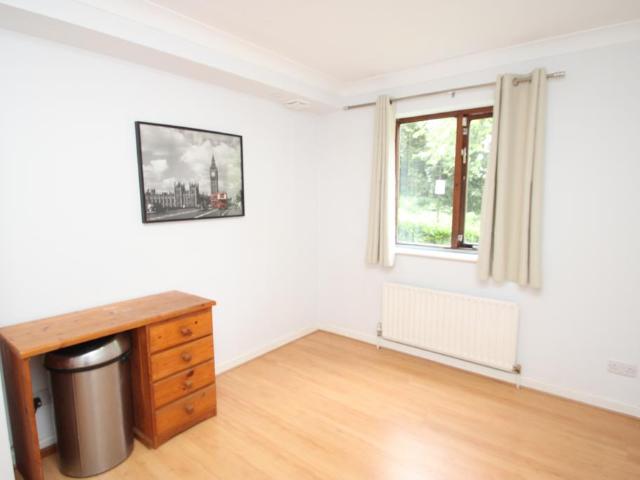 Campion Close, CROYDON, CR0 2 bed flat to rent £1,650 pcm £381 pw