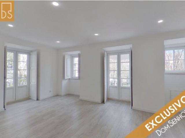 T2 Remodelado no Campo Mártires da Pátria |Central, luminoso e em zona tranquila. Visitas já disponíveis! Ref. 3909.'