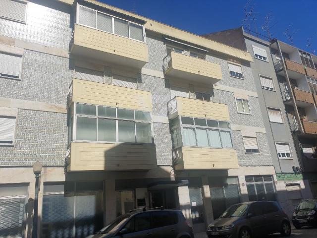 Campo Ourique. Apartamento T1, varanda, soalheiro. Central