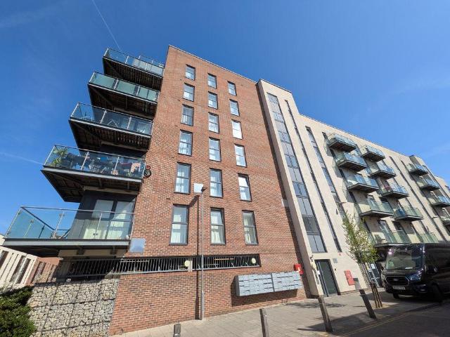 Campus Avenue, Dagenham RM8 2 bed apartment to rent £1,675 pcm £387 pw