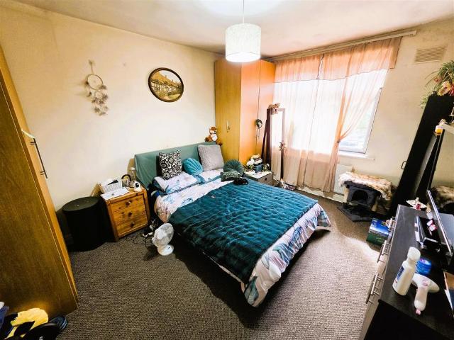 Camrose Avenue 2 bed flat to rent £1,900 pcm £438 pw
