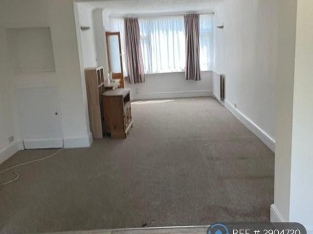 Camrose Avenue, Feltham, TW13 3 bed terraced house to rent £2,050 pcm £473 pw