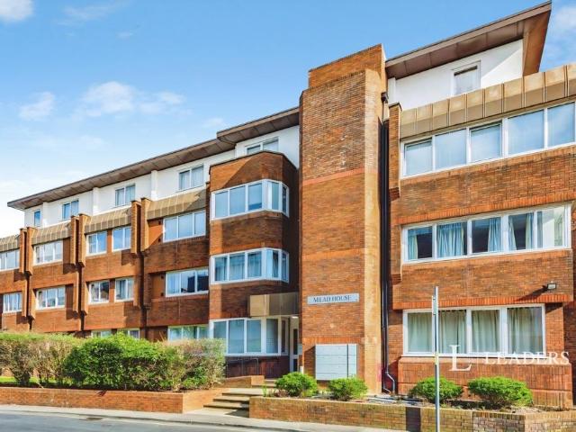 Cantelupe Road, East Grinstead, West. 2 bed flat to rent £1,475 pcm £340 pw