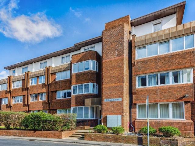 Cantelupe Road, East Grinstead RH19, 2 bed flat to rent, £1,500 pcm | PrimeLocation