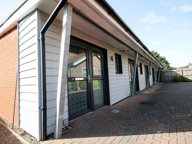 Canterbury CT1 1 bed apartment to rent £875 pcm £202 pw