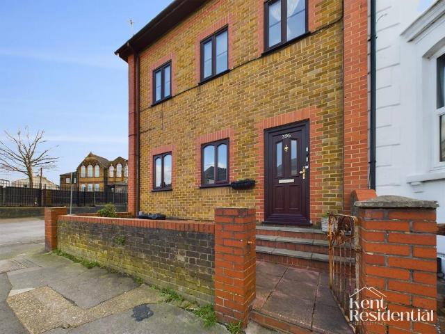 Canterbury Street, Gillingham, ME7 Studio to rent £700 pcm £162 pw