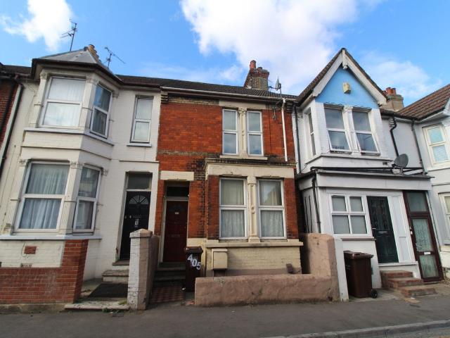 Canterbury Street, Gillingham, Kent ME7, 2 bed flat to rent, £975 pcm | PrimeLocation