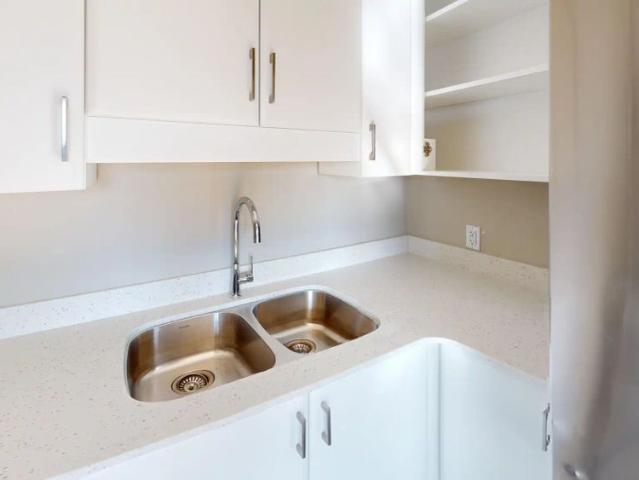 Canterbury Square — Renovated 1 Bedroom