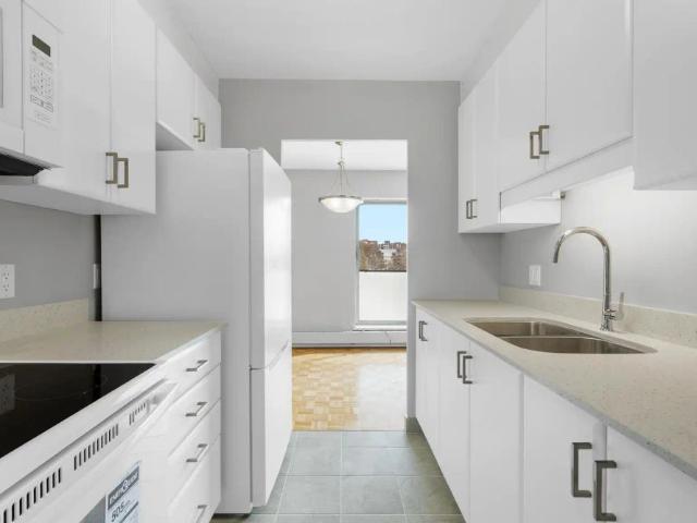 Canterbury Square — Renovated 1 Bedroom