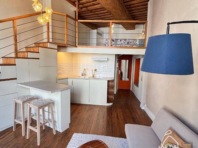Canut T1 meublé rénové + mezzanine – Croix Rousse – Équipements complets