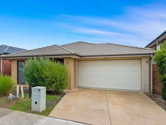 CAN YOU PICTURE IT: MODERN FAMILY LIVING IN A FANTASTIC LOCATION!