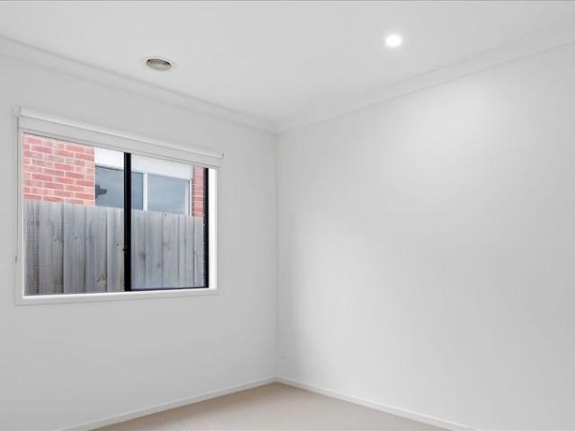 CAN YOU PICTURE IT: MODERN FAMILY LIVING IN A FANTASTIC LOCATION!