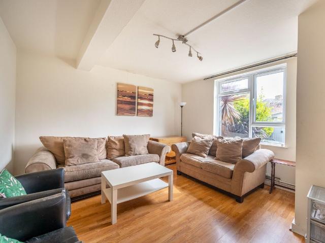 Canada Crescent, Acton, London W3, 3 bed flat to rent, £2,600 pcm | PrimeLocation