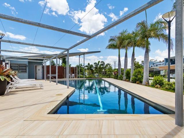 Canal Views in a Modern Two Bedroom Unit in Kawana Island