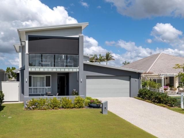 Canal Views in a Prime Pelican Waters Location