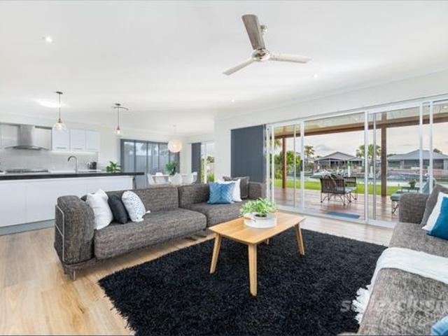 CANAL FRONT LUXURY LIVING WITH 10M PONTOON