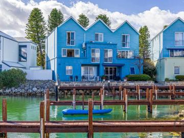 Canal Lifestyle with Private Jetty & Resort Facilities 2 Bed 2 bath 2 Car