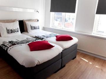 Canal Side 1 Bedroom Apartment with Landmark Views in Amsterdam City Centre
